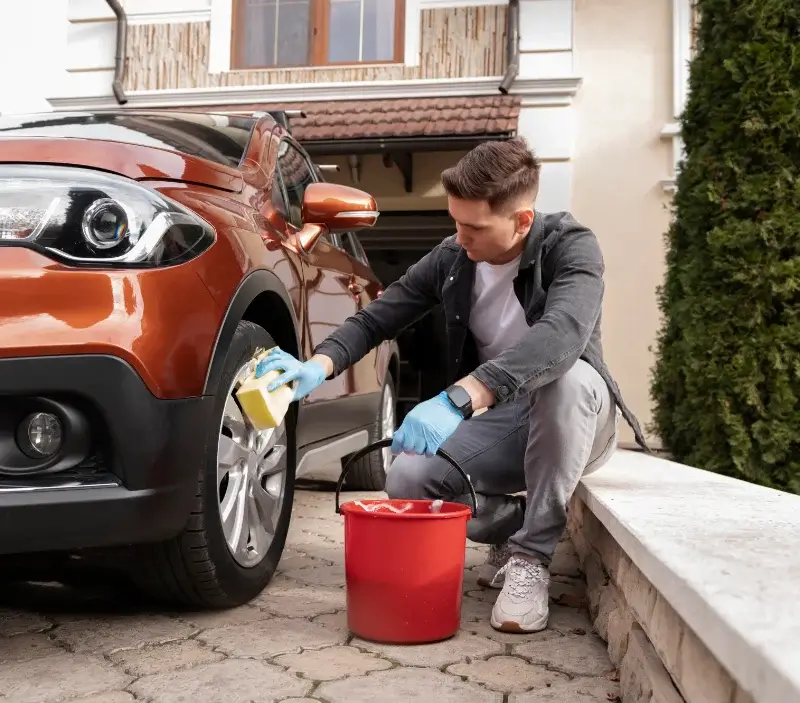 Lavage auto à domicile Pons : professionnel intervenant sur un véhicule